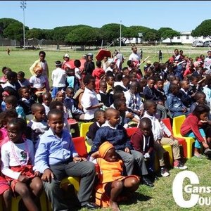 â€˜n Deel van die groot groep opgewonde leerders van Masakhane PrimÃªre Skool in kleurvolle tradisionele drag tydens hulle Erfenisdagvieringe.