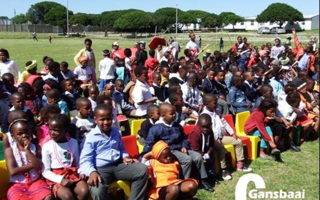 â€˜n Deel van die groot groep opgewonde leerders van Masakhane PrimÃªre Skool in kleurvolle tradisionele drag tydens hulle Erfenisdagvieringe.