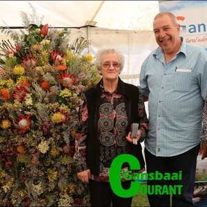 Linda Meyer, Lisa Gouws en Rita Bezuidenhout van Herberg-aan-See Ouetehuis hier saam met Dave Sawtelle, een van die organiseerders van die Funky Fynbos Fees.