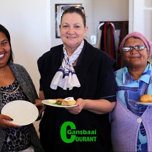 â€˜n Tee vir ons dorp se senior burgers is by Fynbos Kwekery aangebied.  Ynona Jacobs van Overberg Munisipaliteit se Toerismekantoor staan hier by Licia Henn en Magrietha Felix (Silwerjare)