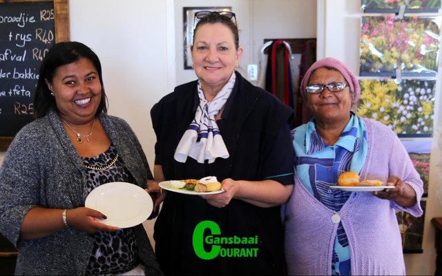 â€˜n Tee vir ons dorp se senior burgers is by Fynbos Kwekery aangebied.  Ynona Jacobs van Overberg Munisipaliteit se Toerismekantoor staan hier by Licia Henn en Magrietha Felix (Silwerjare)