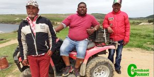 Die hekwagte en reguleerders van voertuie by Lomond Wyne, was die ene vrolikheid. Vlnr Marthinus Barends, Kobus Pieters en Adriaan Moes. 