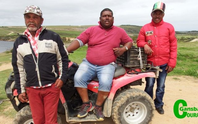 Die hekwagte en reguleerders van voertuie by Lomond Wyne, was die ene vrolikheid. Vlnr Marthinus Barends, Kobus Pieters en Adriaan Moes. 