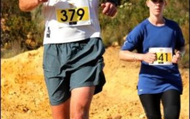 Christoff Fourie en Monique Janse van Rensurg nader die waterpunt.  Hulle het onderskeidelik 7de en 9de geÃ«indig in Sondag se 12km wedloop.  