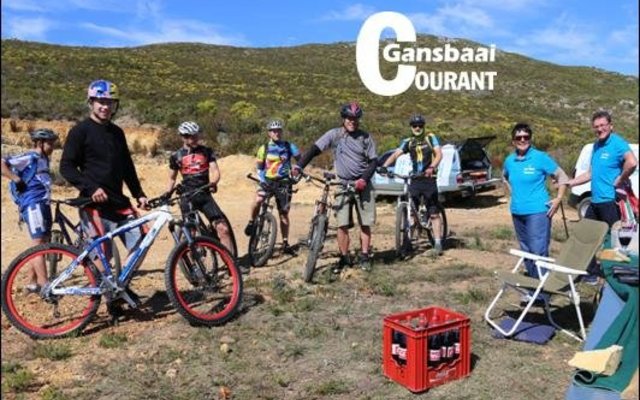 Kranige fietsryer, Dr Corrie Loubser (vierde van regs) en sy span wat gesorg het dat alles op die roete glad verloop, hier saam met Martiena en Du Toit KotzÃ© wat die Built-It/Seaview Cleaners waterpunt beman het.  