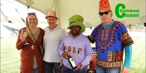 Lomond wyne het vir â€˜n gesellige feesatmosfeer op die oewer van die Kraaiboschdam gesorg. Vlnr Caroline Gabb, David Mostert, Allan Mussa en Wayne Gabb (Eienaar: Lomond Wyne).