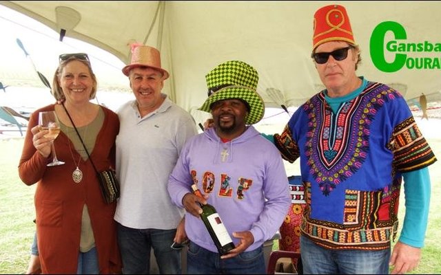 Lomond wyne het vir â€˜n gesellige feesatmosfeer op die oewer van die Kraaiboschdam gesorg. Vlnr Caroline Gabb, David Mostert, Allan Mussa en Wayne Gabb (Eienaar: Lomond Wyne).