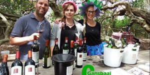 Daar moes bontgestaan word met die wynproewery en etes  in Lomond se melkhoutboombos. Vlnr Pieter Badenhorst, Mags Miles en Sam van Rooyen.