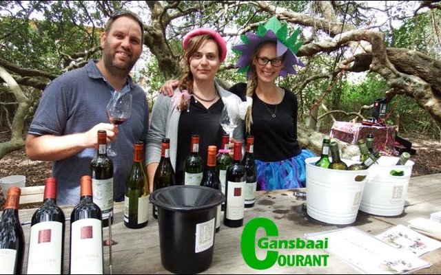 Daar moes bontgestaan word met die wynproewery en etes  in Lomond se melkhoutboombos. Vlnr Pieter Badenhorst, Mags Miles en Sam van Rooyen.