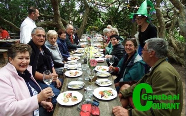 Wat kan feesteliker wees as goeie vriende, goeie wyn en goeie kos â€“ en op die koop toe â€“ uitstekende bediening in â€˜n digte bos melkhoutbome.