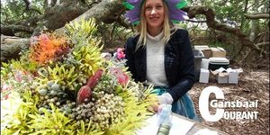 â€˜n Vrolike Sanchia Chivell in beheer van die wynproe-tafel. 