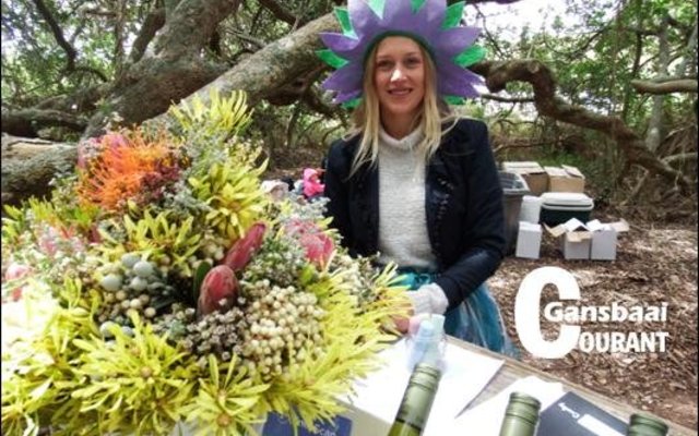 â€˜n Vrolike Sanchia Chivell in beheer van die wynproe-tafel. 