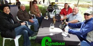 Hierdie groepie vrolike feesgangers op Wayne Gabb se gronde het net op groot pret gefokus. Vlnr om die tafel Defrane Dahl, Frans en Delene Scholtz, Keith Hobkirk, Gawie Krugel en Wayne Middleton.