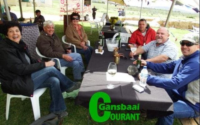 Hierdie groepie vrolike feesgangers op Wayne Gabb se gronde het net op groot pret gefokus. Vlnr om die tafel Defrane Dahl, Frans en Delene Scholtz, Keith Hobkirk, Gawie Krugel en Wayne Middleton.