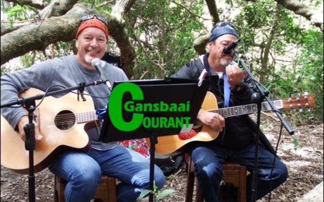 Die â€œBosâ€-sangers, Clive Maasch en Allan Jones het die gaste in die digte bos met opgewekte musiek en sang vermaak.