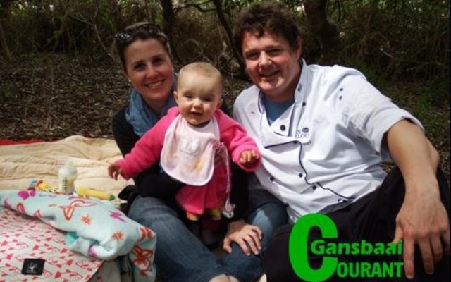 Piekniek in die bos! Die 8 maande oue Olivia geniet dit terdeÃ« saam met haar ouers, Beau en Tharley du Toit.