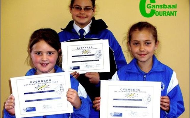  Voor: Lien Fourie (Gr 1) wat die derde plek verower het en Lara Strydom (Gr 4) met â€˜n eerste plek.Â  Marlie du Toit (Gr 5) staan agter.Â  Sy het â€˜n tweede plek behaal.