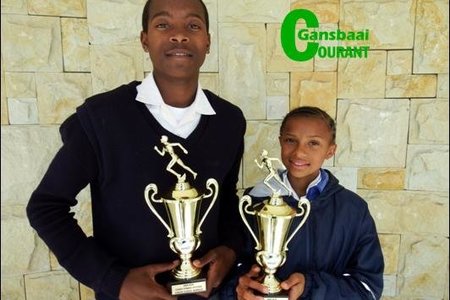 Twee van Gansbaai PrimÃªr se staatmaker atlete, German Lewis (14) en Vasti Pietersen (11), het Saterdag, 24 September 2016 met die Funky Fynbosfees se landlope behoorlik die fynbos laat spat soos hulle gehardloop het. Vasti het eerste gekom in die 6 kilometer wedloop en German tweede in die 12 kilometer wedloop.