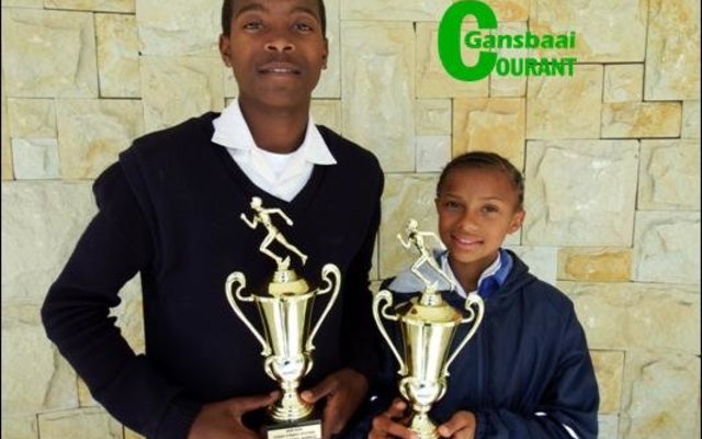 Twee van Gansbaai PrimÃªr se staatmaker atlete, German Lewis (14) en Vasti Pietersen (11), het Saterdag, 24 September 2016 met die Funky Fynbosfees se landlope behoorlik die fynbos laat spat soos hulle gehardloop het. Vasti het eerste gekom in die 6 kilometer wedloop en German tweede in die 12 kilometer wedloop.
