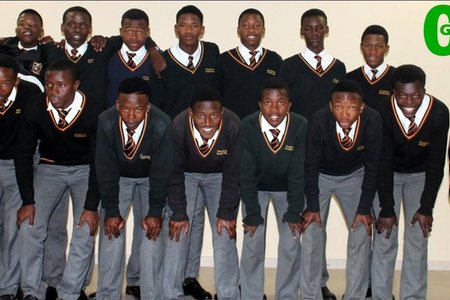 Gansbaai Academia se o/17 sokkerspan wat in George aan die Motsepe Sokkertoernooi deelgeneem het. Links is hul afrigter, Garren Verhoog en regs die skoolhoof, mnr. Tommy Wilson.