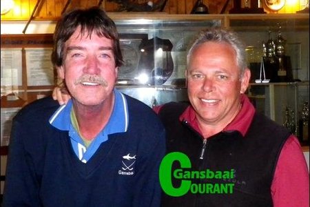 Dick de Kock (links) was Saterdag se wenner in die Enkel Stableford en staan hier langs Jacques Nell (klubkaptein).