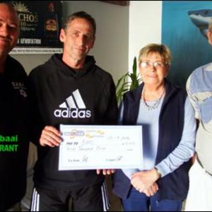 â€˜n Dankbare oomblik vir BARC-bestuurslede tydens die oorhandiging van â€˜n tjek ten bedrae van R4,000 wat met â€˜n potjiekoskompetisie geÃ¯n is. Vlnr is Nols Jonas (BARC), Lujean van Dyk (Eienaar: Seaview Hotel), Annalie Jonker (BARC) en Casper Niemand (Seaview Cravings).