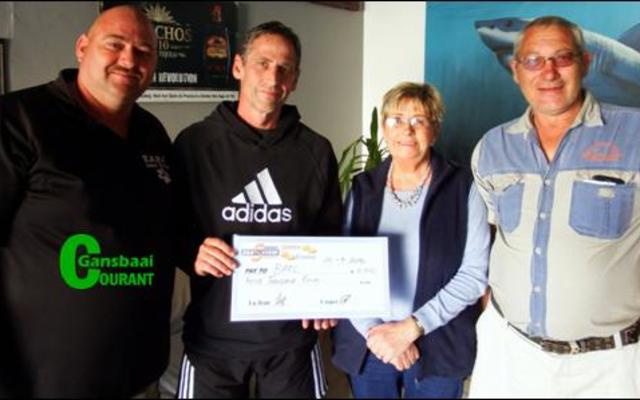 â€˜n Dankbare oomblik vir BARC-bestuurslede tydens die oorhandiging van â€˜n tjek ten bedrae van R4,000 wat met â€˜n potjiekoskompetisie geÃ¯n is. Vlnr is Nols Jonas (BARC), Lujean van Dyk (Eienaar: Seaview Hotel), Annalie Jonker (BARC) en Casper Niemand (Seaview Cravings).