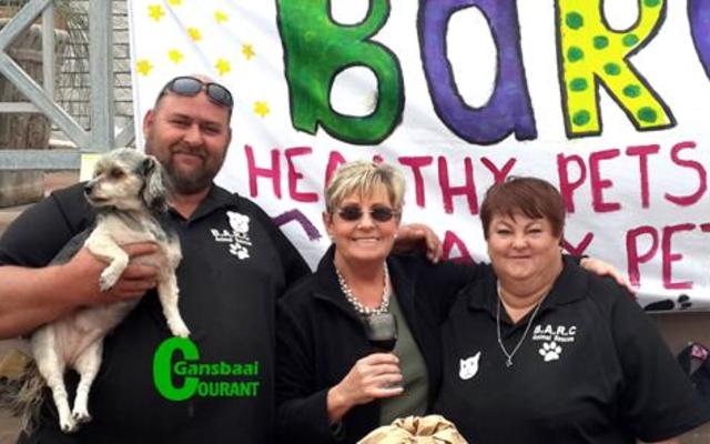 Die potjiekoskompetisie ten bate van BARC se sukses en geselligheid kan op die gesigte van Nols Jonas (Veldwagter), Annalie Jonker (Bestuurder) en Hannelie Jonas se gesigte gesien word. 