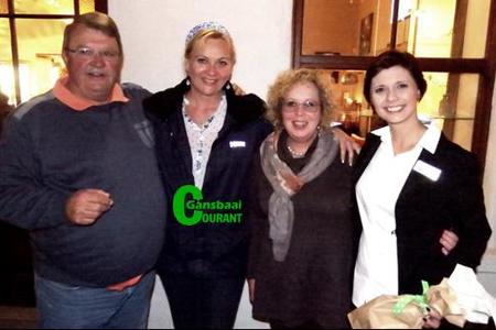 Lientjie Venter (regs) wat Saxenburg Wyne bekend gestel het, Theuns Roodman, voorsitter van die wynproegilde (links)  met  Lorraine de Klerk, gasvrou by Great White House en Marinda van der Walt  van die Gansbaai Courant, wat die dankie-sÃª geskenk oorhandig het.