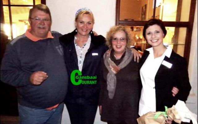 Lientjie Venter (regs) wat Saxenburg Wyne bekend gestel het, Theuns Roodman, voorsitter van die wynproegilde (links)  met  Lorraine de Klerk, gasvrou by Great White House en Marinda van der Walt  van die Gansbaai Courant, wat die dankie-sÃª geskenk oorhandig het.