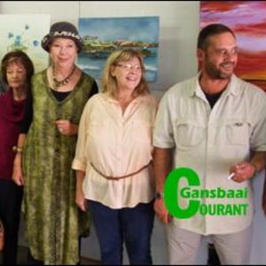 Pearly Beach se â€œCoffee Loungeâ€, Groenewald Photo & Art, is saam met enkele gaste bekendgestel. Van regs is Raadslid Dudley Coetzee (Overstrandse Onderburgemeester) en Willie en Tertia Groenewald (eienaars) saam met van die genooide gaste.