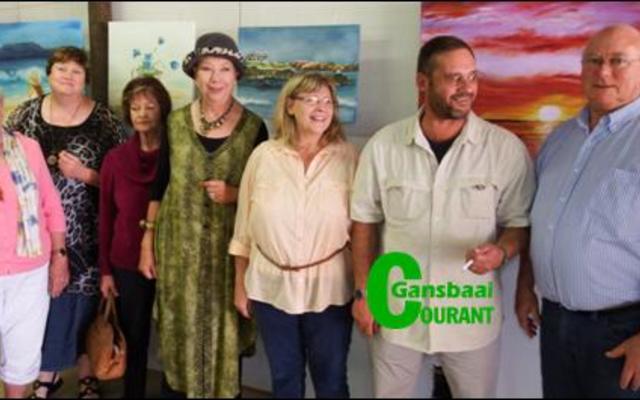 Pearly Beach se â€œCoffee Loungeâ€, Groenewald Photo & Art, is saam met enkele gaste bekendgestel. Van regs is Raadslid Dudley Coetzee (Overstrandse Onderburgemeester) en Willie en Tertia Groenewald (eienaars) saam met van die genooide gaste.