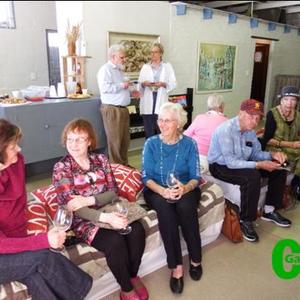 â€˜n Deel van die genooide gaste geniet verversings tydens die bekendstelling van Groenewald Photo & Art, Pearly Beach se â€œCoffee Loungeâ€.