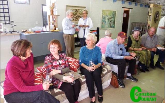 â€˜n Deel van die genooide gaste geniet verversings tydens die bekendstelling van Groenewald Photo & Art, Pearly Beach se â€œCoffee Loungeâ€.