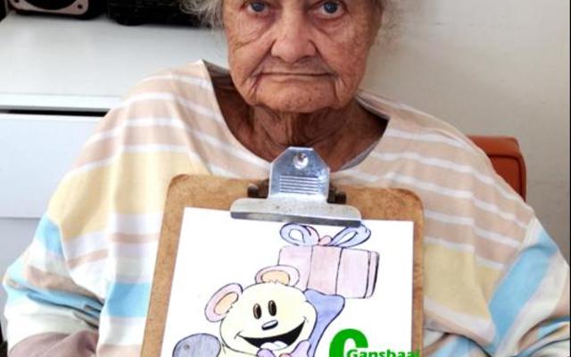 Om so akkuraat te kan inkleur is vir Cornelia Wolfaard (83) van Herberg-aan-See â€˜n groot prestasie. Sy is in â€˜n baie swak gesondheidstoestand op 21 Augustus 2015 in die Versorgingsafdeling toegelaat en haar gesondheid het sodanig verbeter dat sy haar groot liefde, inkleur, kan uitleef. Sy het baie trots â€˜n klompie van haar kunswerkies vertoon.