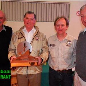 Die wenner van die King of the Bay Wisseltrofee is die Birkenhead Boothengelklub. Links is Jean Downing (wedstrydsekretaris) en Philip Fourie met die trofee (voorsitter) van die Birkenheaders, saam met Johan van Zyl (ondervoorsitter: Overberg Boothengelklub) en Tjaart Olivier (voorsitter van Walkerbaai Boothengelklub).