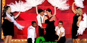 â€œFeeling Goodâ€ was â€˜n skouspelagtige vertoning en die Melodrama-span kan hulself gerus op die skouer klop.  Die beligting en klank was uitstekend en dit was duidelik dat daar ure se oefening hieraan spandeer is.  Van links is  Karin van der Westhuizen, Nazain (Anwah) Anta, Deon Killian, Roxanne Scott Moore (agter), Heidi Visser (middel) en Adrie Nigrini.