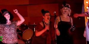 Juanita van Zyl, Heidi Visser, Adrie Nigrini en die geliefde Rosa Rabe, wat al jare deur dik en dun by die Melodrama betrokke is, sing â€œCosmopolitanâ€. 