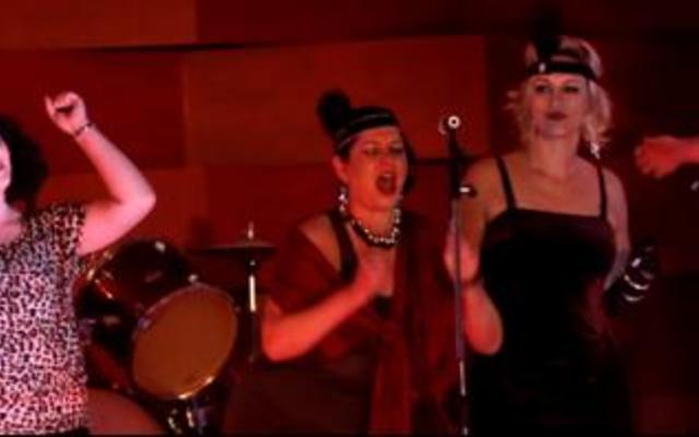 Juanita van Zyl, Heidi Visser, Adrie Nigrini en die geliefde Rosa Rabe, wat al jare deur dik en dun by die Melodrama betrokke is, sing â€œCosmopolitanâ€. 