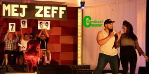 Gericke van Eck (voor) saam met Toni Boshoff in â€˜Dikkeliciousâ€™. Die beoordelaars van Mej Zeff is Koos Holtshauzen, Deon Killian en  Corrie Avenant. Juanita Hage staan met haar rug na die gehoor. 