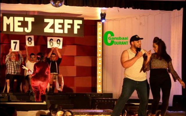 Gericke van Eck (voor) saam met Toni Boshoff in â€˜Dikkeliciousâ€™. Die beoordelaars van Mej Zeff is Koos Holtshauzen, Deon Killian en  Corrie Avenant. Juanita Hage staan met haar rug na die gehoor. 