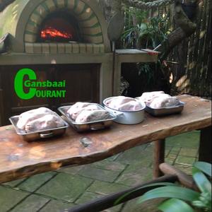 â€˜n Deel van die Dan-en-Wan klub se vyftien skaapkoppe wat vir die warm oond in die agtergrond wag om gebak te word.