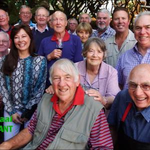 Die interessante klub, Dan-en-Wan, se lede tydens hulle skaapkopete aan huis van Abie Smith in Franskraal. Voor sit die organiseerder,  Johan Hamilton (links) saam met die gasheer, Abie Smith, met die vrolike groep lede agter hulle.  