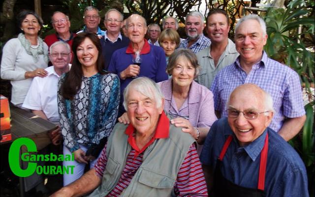 Die interessante klub, Dan-en-Wan, se lede tydens hulle skaapkopete aan huis van Abie Smith in Franskraal. Voor sit die organiseerder,  Johan Hamilton (links) saam met die gasheer, Abie Smith, met die vrolike groep lede agter hulle.  