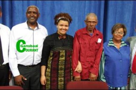 â€˜n Helde ontvangs het in Gansbaai PrimÃªr se skoolsaal op Jolyn Phillips, skrywer van Tjieng Tjang Tjerries and Other Stories, gewag tydens die be-kendstelling van haar boek. Vlnr is Tommy Volkwyn (skoolhoof), Steve Jacobs (onderwyser), Jolyn Phillips (skrywer) en haar ouers, Jacobus en Jocelyn Phillips van Blompark saam met Overstrandse Uitvoerende Burgemeester, Raadsheer Rudolph Smith.