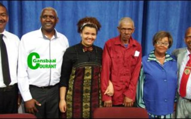 â€˜n Helde ontvangs het in Gansbaai PrimÃªr se skoolsaal op Jolyn Phillips, skrywer van Tjieng Tjang Tjerries and Other Stories, gewag tydens die be-kendstelling van haar boek. Vlnr is Tommy Volkwyn (skoolhoof), Steve Jacobs (onderwyser), Jolyn Phillips (skrywer) en haar ouers, Jacobus en Jocelyn Phillips van Blompark saam met Overstrandse Uitvoerende Burgemeester, Raadsheer Rudolph Smith.