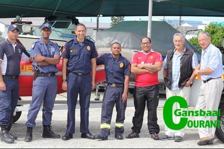 Brand- & Reddingsdienste sal graag in die toekoms â€˜n omvattende ondersteuningsrol wil speel en is tans besig om hulle beter toe te rus in reddingsdienste en â€˜n skipperslisensie verbeter hul bevoegdhede. Hier is â€˜skippersâ€™ Phillip de Gruchy (links), Fronwin Marais, Angelo Aplon, Nigel van Wyk, Ulrich Titus saam met Tjaart Olivier en Walter Mapham van Walkerbaai se skibootklub
