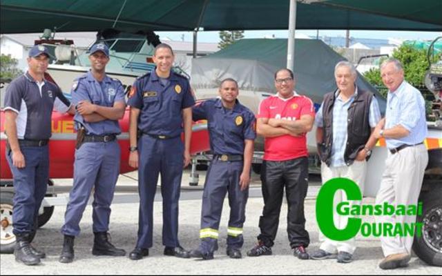 Brand- & Reddingsdienste sal graag in die toekoms â€˜n omvattende ondersteuningsrol wil speel en is tans besig om hulle beter toe te rus in reddingsdienste en â€˜n skipperslisensie verbeter hul bevoegdhede. Hier is â€˜skippersâ€™ Phillip de Gruchy (links), Fronwin Marais, Angelo Aplon, Nigel van Wyk, Ulrich Titus saam met Tjaart Olivier en Walter Mapham van Walkerbaai se skibootklub