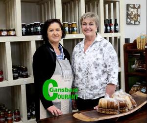 Plaasvroue vat hande in droogtetye