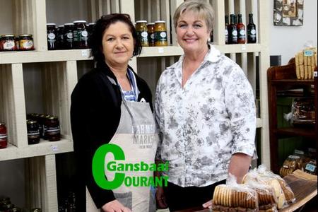 Tiekie van Biljon, eienares van The Farmladyâ€™s Shed saam met haar regterhand Christine Jefferies.